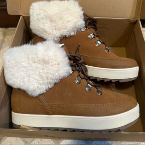 New in box, Koolaburra by Ugg Women’s Tynlee Lace up boots size 10